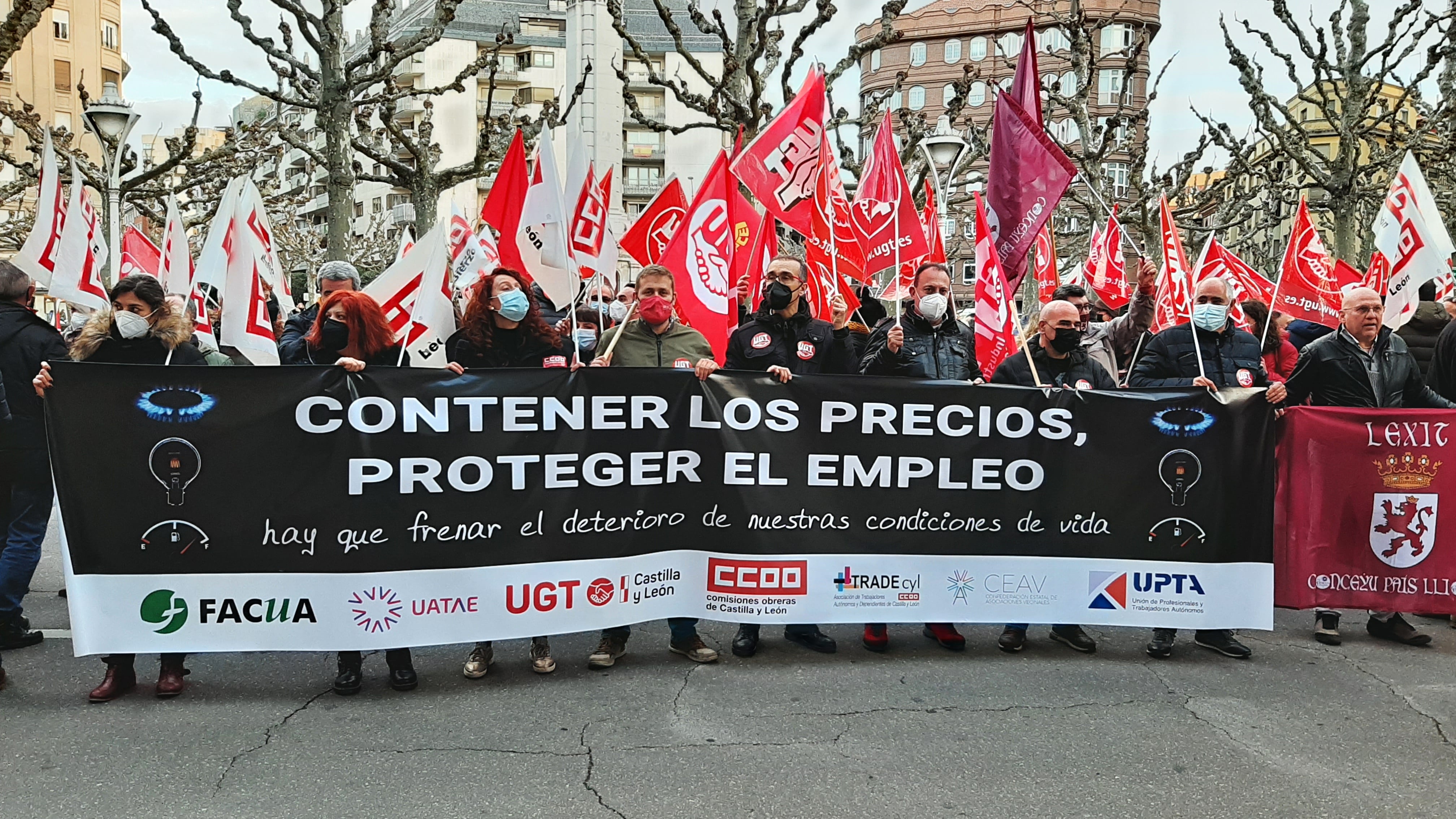 Cerca de doscientas personas se han manifestado por el centro de León con una pancarta que rezaba el lema "Contener los precios, proteger el empleo"