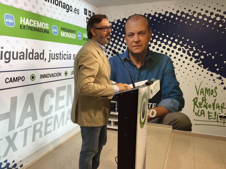 Fernando Pizarro, en rueda de prensa enla sede regional del PP.