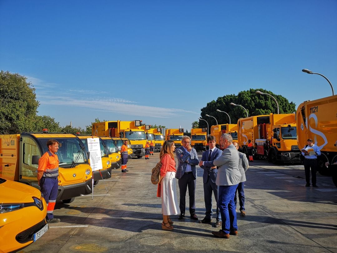 David Guevara, delegado de Transición Ecológica, junto con la gerente de Lipassam, Virginia Pividal, revisando los nuevos vehículos de limpieza. 
  