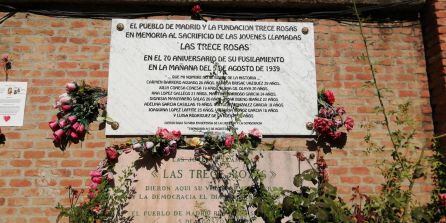 Las dos placas que homenajean en el Cementerio del Este a Las Trece Rosas