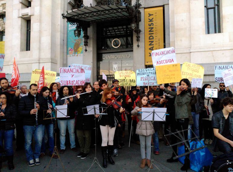 Concentración de los profesores de música frente al ayuntamiento de Madrid