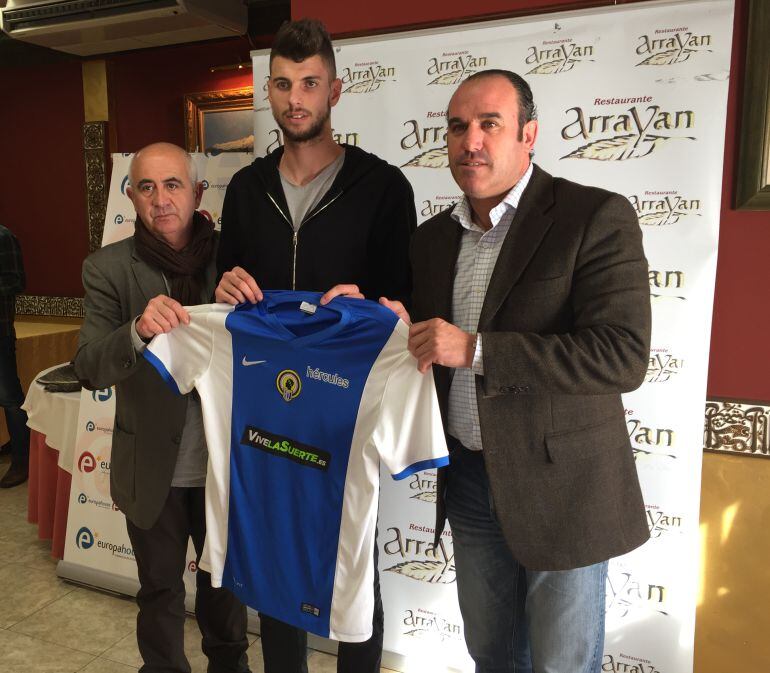 Vivancos con la camiseta del Hércules CF en su presentación