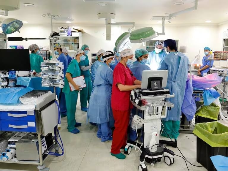 Un equipo médico trabajando / Fundació La Caixa