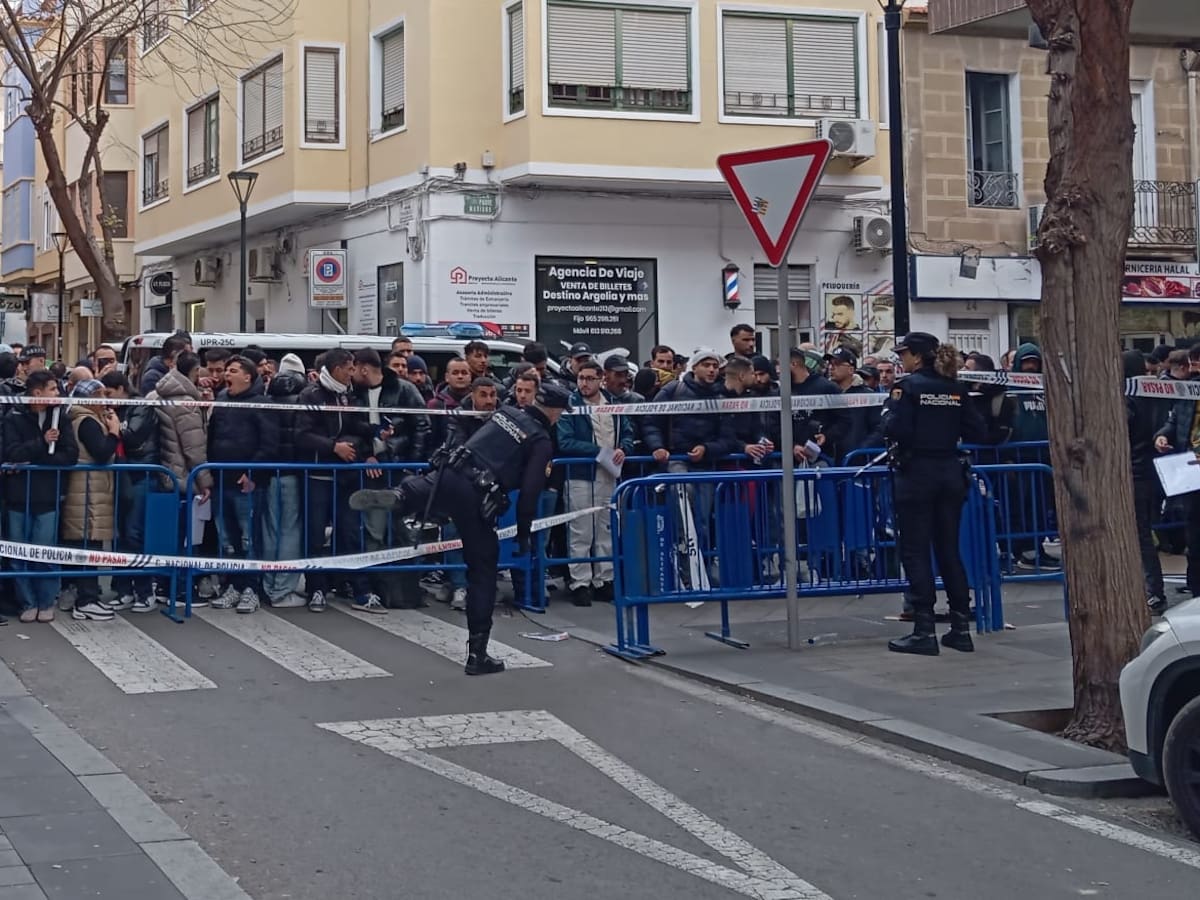Aglomeraciones ante el Consulado de Argelia en Alicante, para pedir cita y trámites para el proceso de regularización