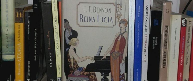 El libro &#039;Reina Lucía&#039; de Benson está en la sección de préstamo de la biblioteca municipal.