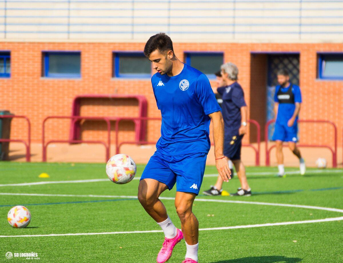 Gonzalo, con la camiseta del Logroñés, en un entreno