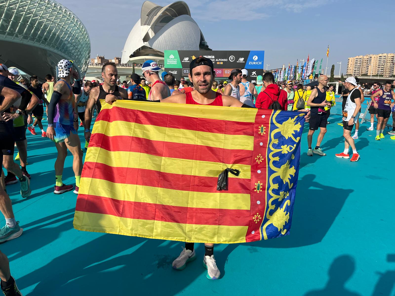 Gonzalo, corredor de Algemesí, ha cruzado la meta del Maratón València portando una senyera con un crespón negro en recuerdo de las víctimas de la DANA.