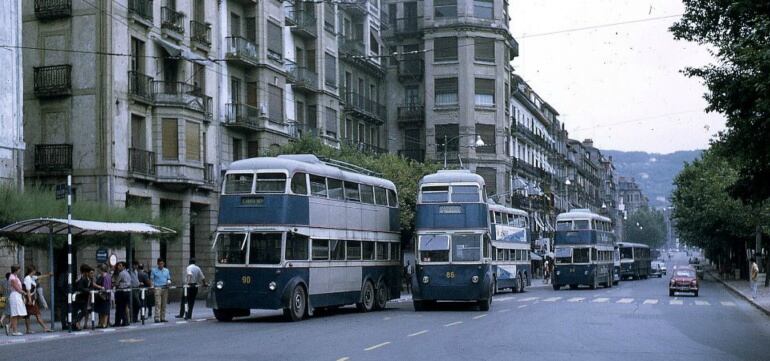 Imagen de 1968, que muestra los trolebuses londinenses de dos pisos que se adaptaron para poder circular por las calles de San Sebastián, y que se encuentran en los calendarios que desde hoy se pueden adquirir enn los autobuses de DBUS. 