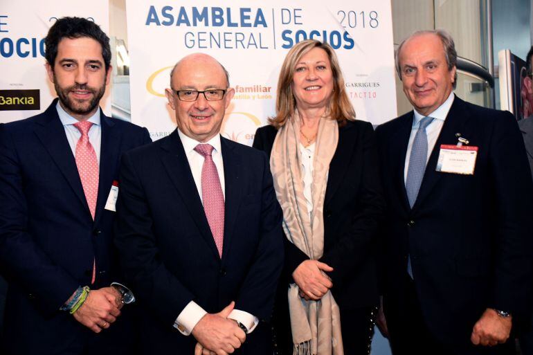 El nuevo presidente de la asociación Empresa Familiar de Castilla y León, César Pontvianne (i), junto con la consejera de Economía y Hacienda, Pilar del Olmo, el ministro de Hacienda y Función Pública, Cristóbal Montoro (2i) y el presidente de Grupo Siro,