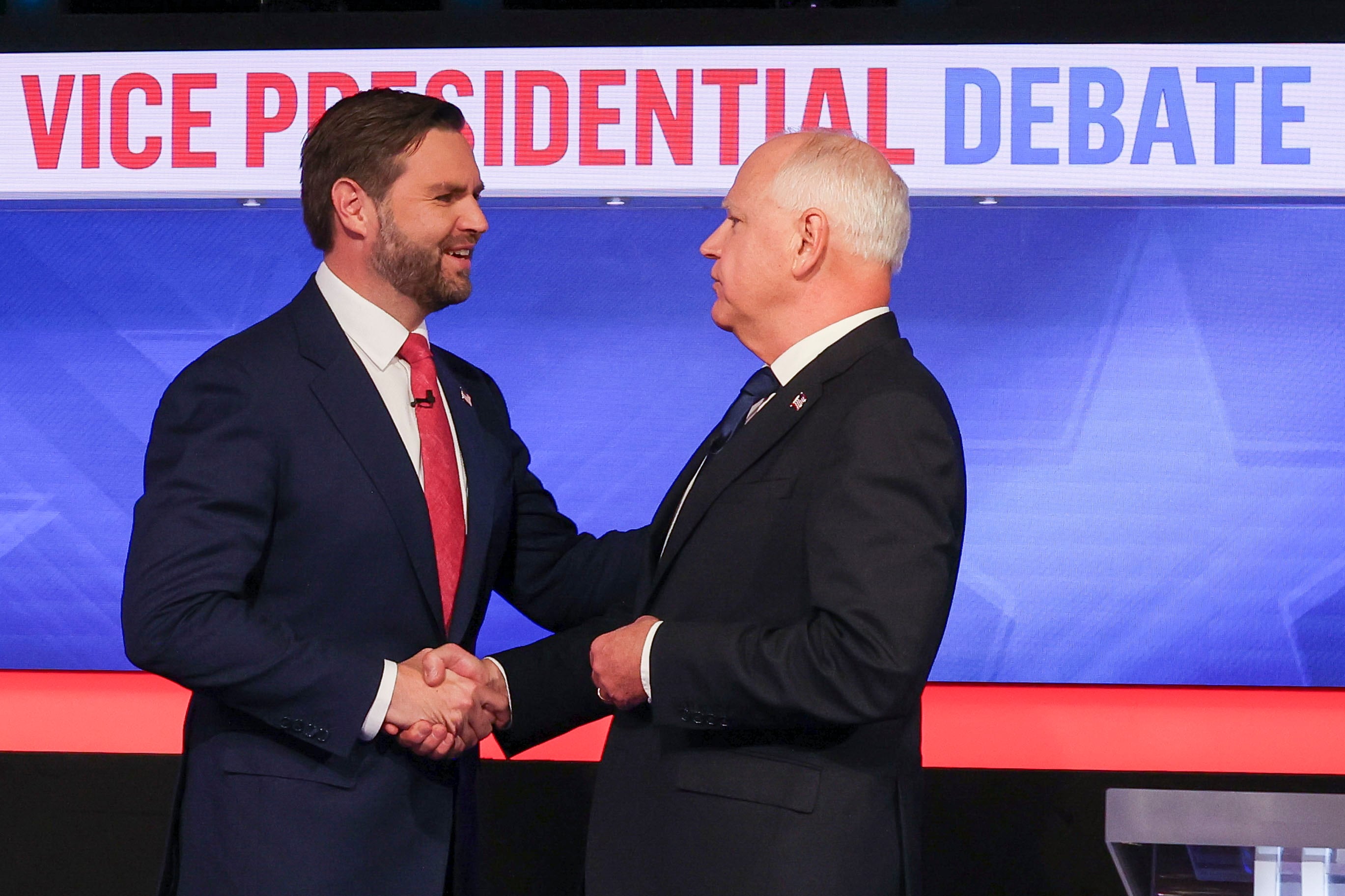 Los candidatos a vicepresidente de EEUU muestran su cara más moderada en su primer debate.