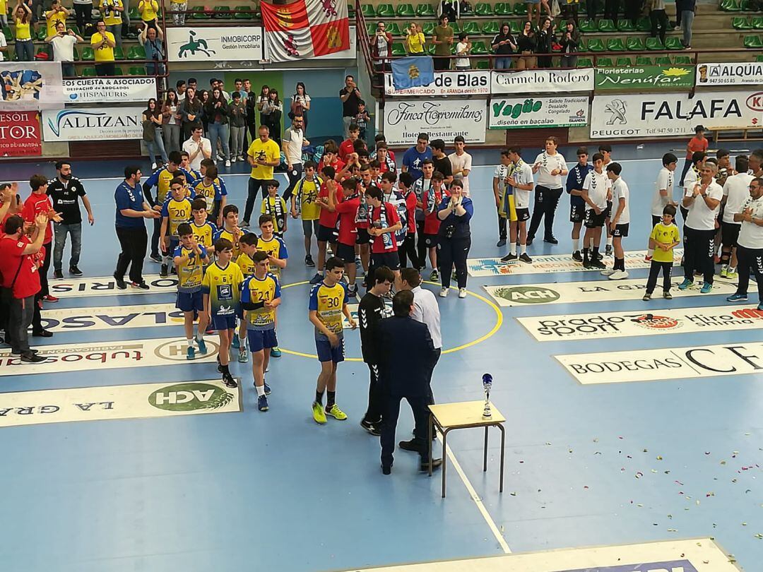 Los jugadores del Villa de Aranda recogen su trofeo como subcampeones del intersector celebrado en Aranda de Duero.