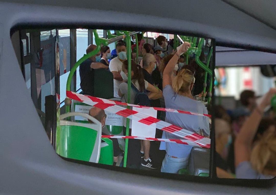 Imagen del interior de un autobús tomada desde el retrovisor del vehículo