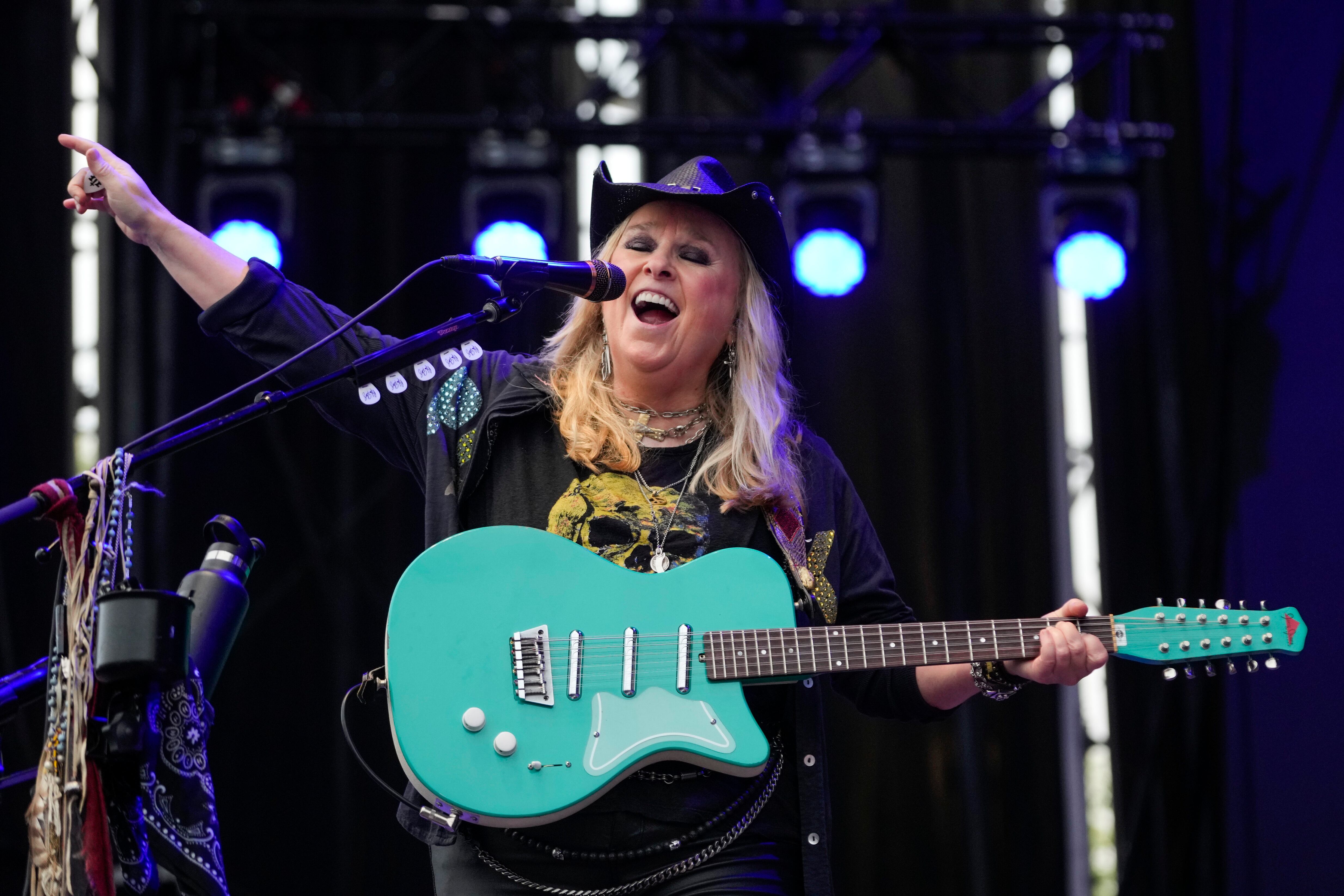 VITORIA, 19/06/2025.- La cantante estadounidense Melissa Etheridge durante el concierto que ofrece este jueves en el Azkena Rock Festival que se celebra en Vitoria. EFE/Adrián Ruiz Hierro