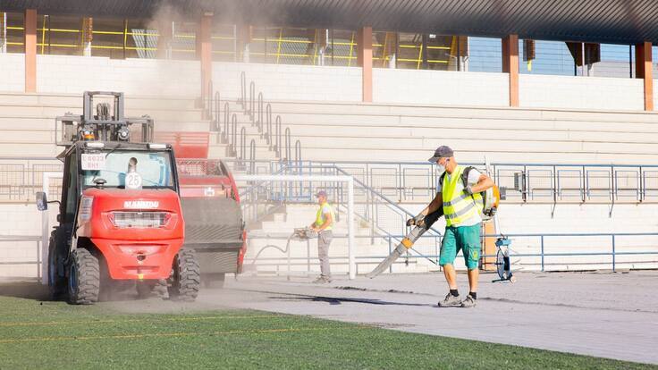 Fabiola Cebrián, concejala d Deportes de Colmenar Viejo, sobre la sustitución del césped en los campos de fútbol
