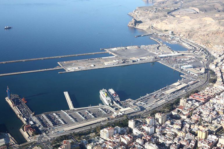 Puertos del Estado asegura financiación para el futuro del puerto de Almería.