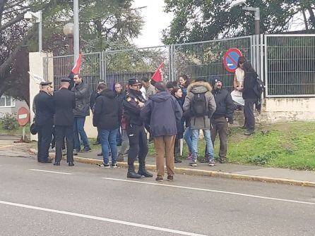 Varios miembros del sindicato se acercaron a la comisaría tras la detención de su compañera de protesta