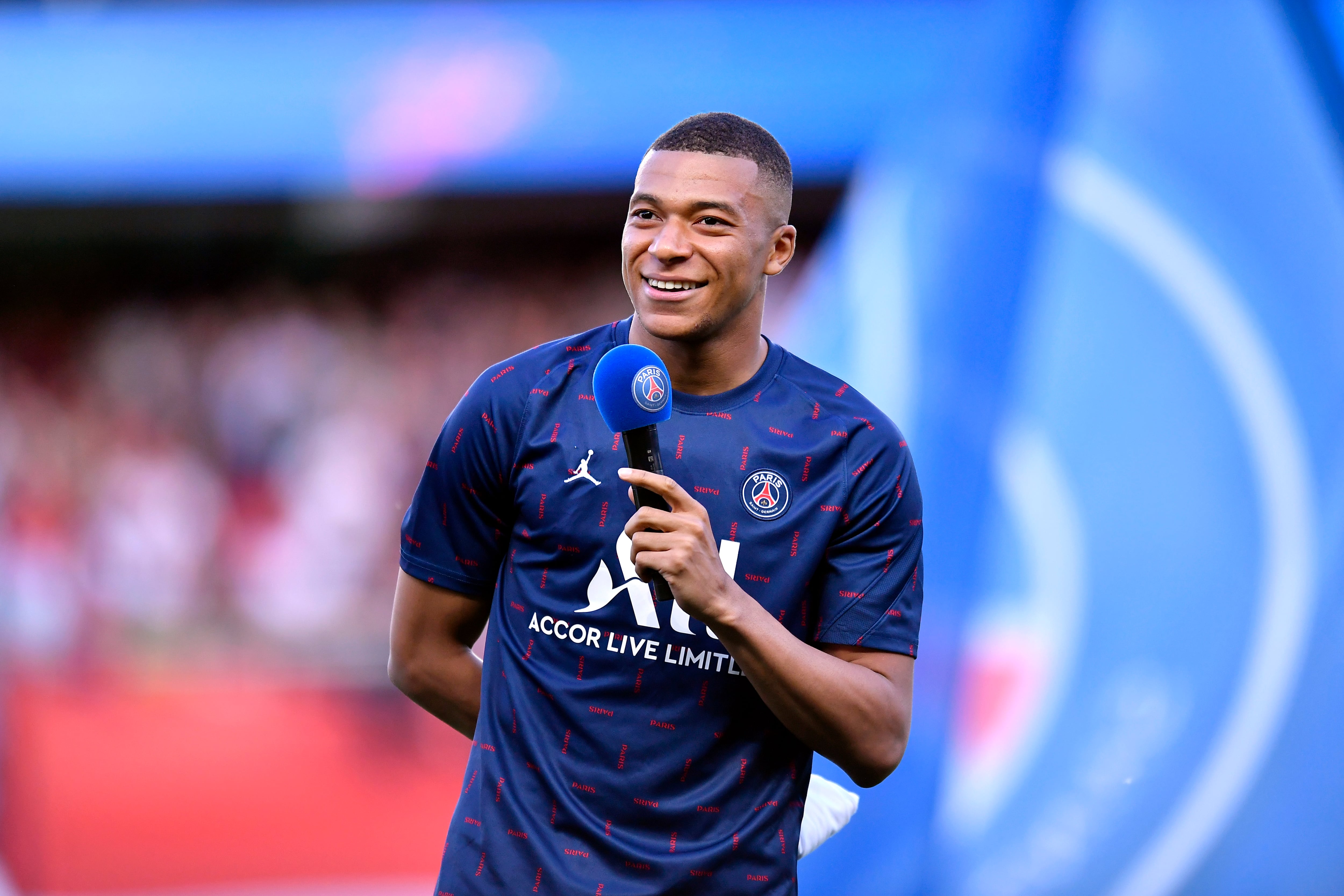 Kylian Mbappé anuncia desde el césped del Parque de los Príncipes que se queda en el PSG.