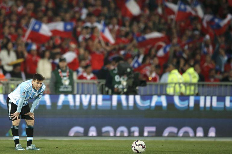 Messi mira la pelota durante la final de la Copa América