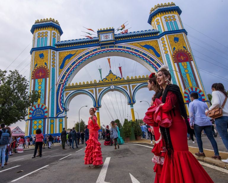 Varios de los asistentes a la última jornada de la Feria de Abril de Sevilla en 2018