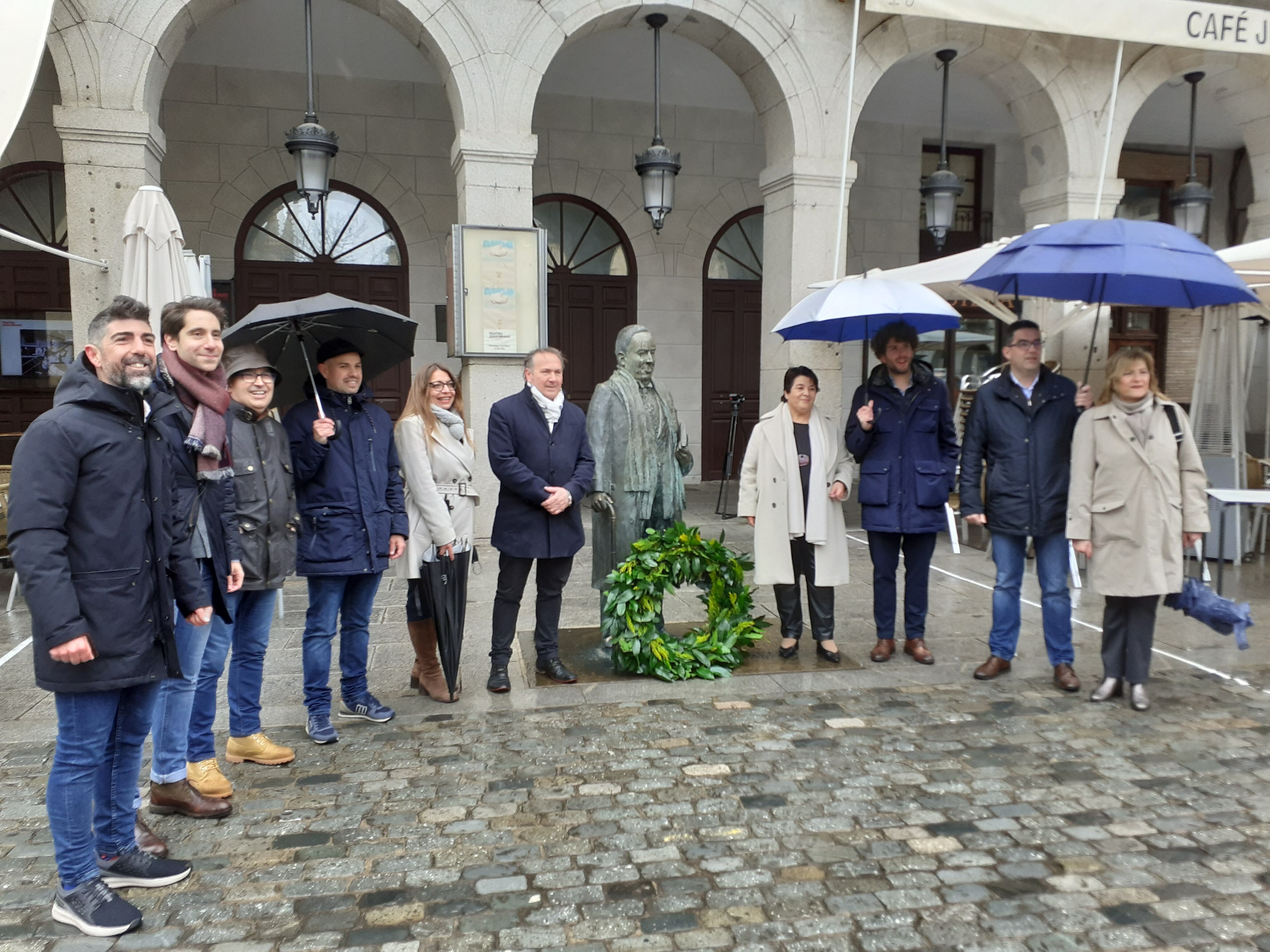 Miembros de la Corporación Local junto a la estatua de Antonio Machado en el homenaje al escritor el Día del Libro