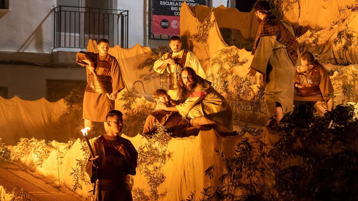 La plaza del Ayuntamiento, la plaza de la Iglesia y la calle Mayor acogen las escenas más sobrecogedoras de los últimos días de la vida de Jesucristo.