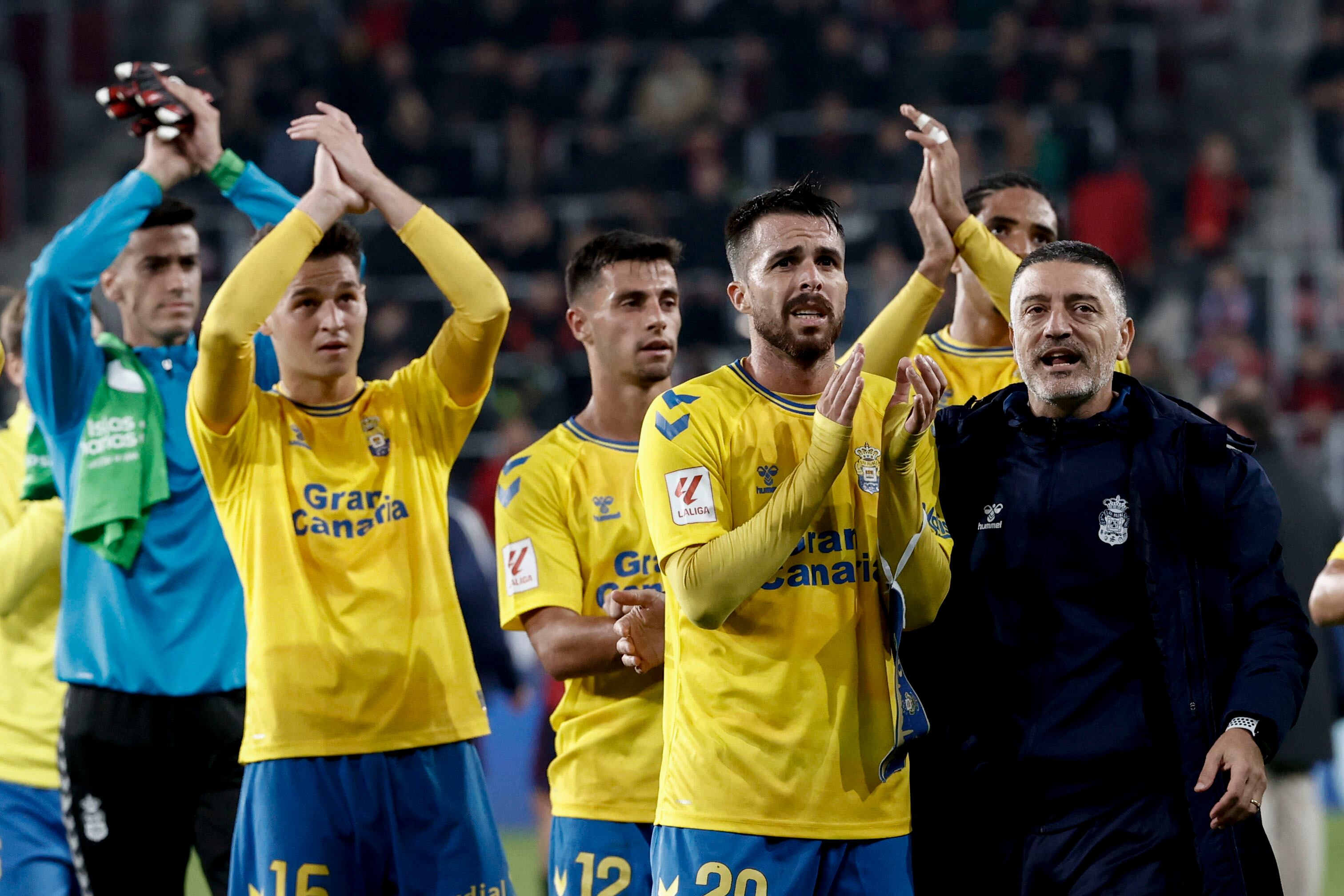 PAMPLONA, 11/11/2023.- El entrenador de la UD Las Palmas Javier García Pimienta (d) celebra con sus jugadores el empate ante Osasuna tras el partido de la jornada 13 de Liga que disputan Osasuna y UD Las Palmas este sábado en el estadio de El Sadar, en Pamplona. EFE/Jesús Díges
