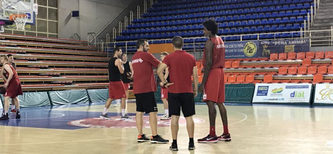 Lucas Nogueira (d) atienda a las instrucciones de Agustí Julbe durante su primera sesión de entrenamientos en el &#039;Fernando Martín&#039;.