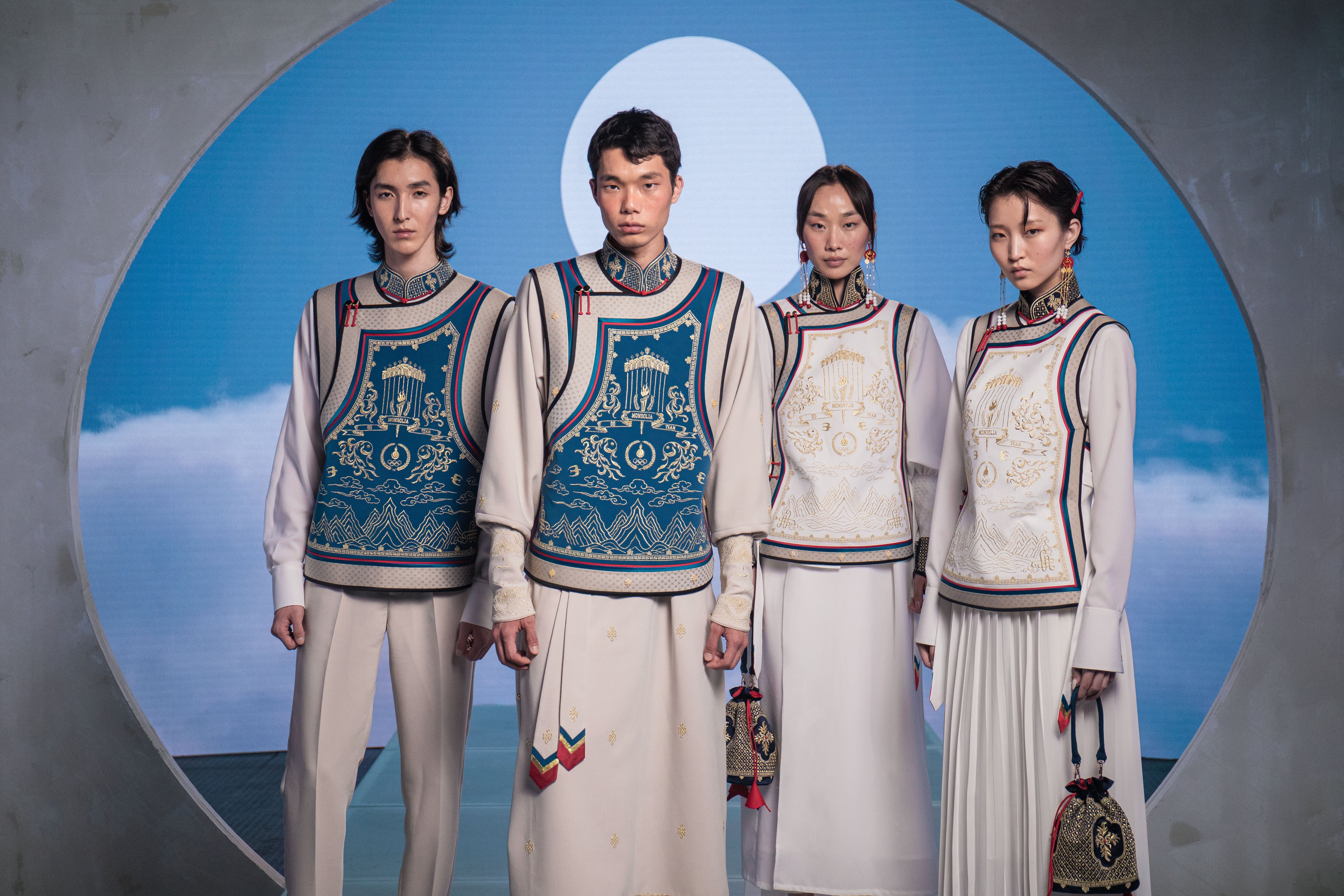 La delegación de Mongolia cautivó las redes sociales con el diseño de su uniforme para los Juegos Olímpicos de París 2024, que ha recibido elogios generalizados por su belleza, tradición y simbolismo.