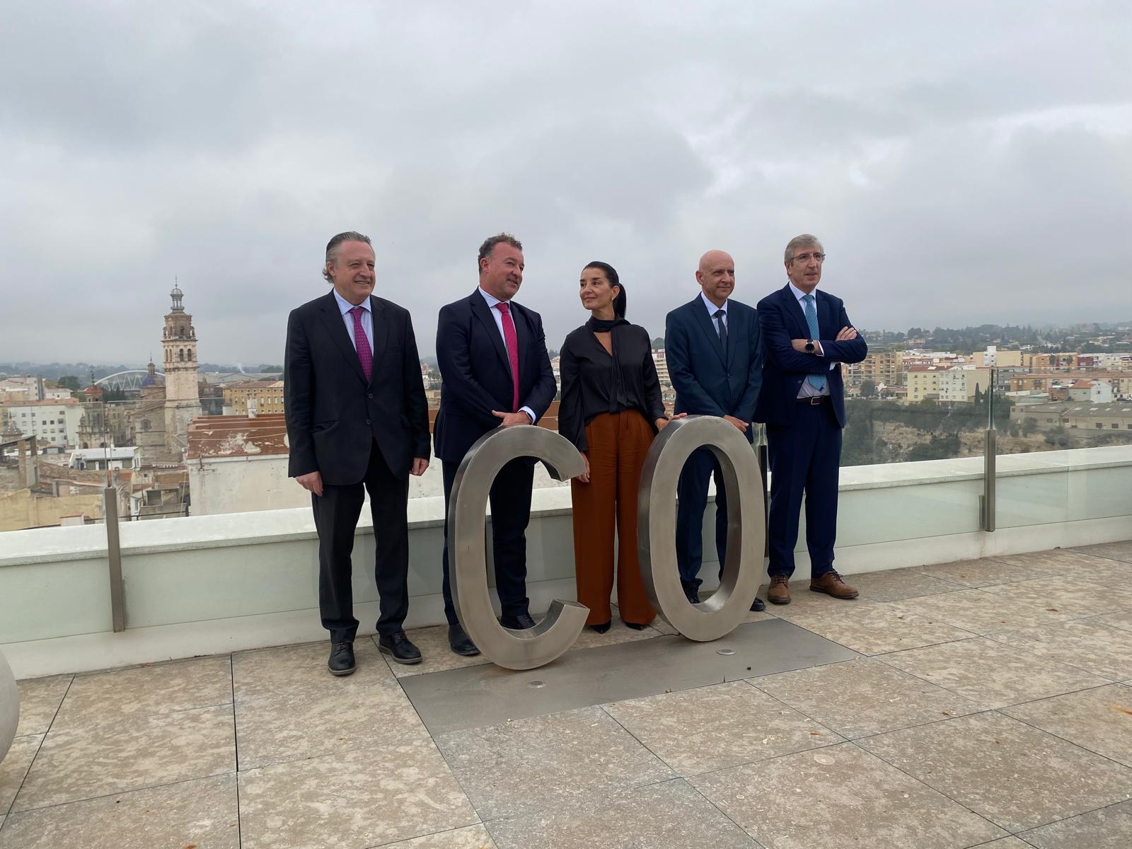 Merino visita la sede central y el centro cultural de la única caja de ahorros de la Comunitat Valenciana, que cumple este mes 140 años