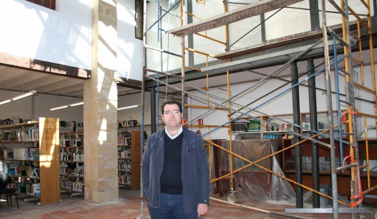 El concejal de obras del Ayuntamiento de Baeza, Francisco José Talavera, en las obras de remodelación de la biblioteca de municipal