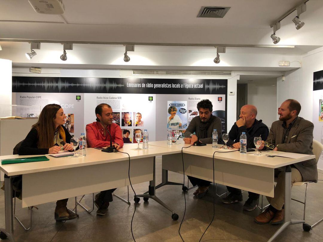 Un momento de la charla sobre la radio en Ibiza 