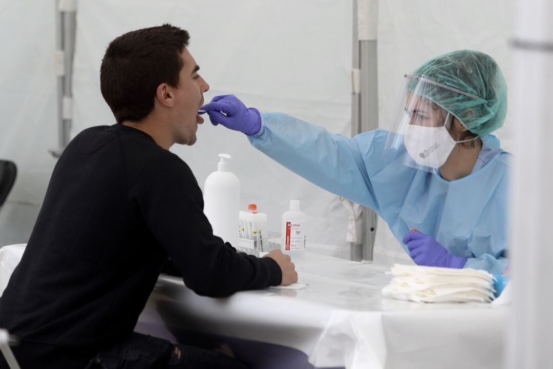 Un joven sometiéndose a una prueba PCR. 