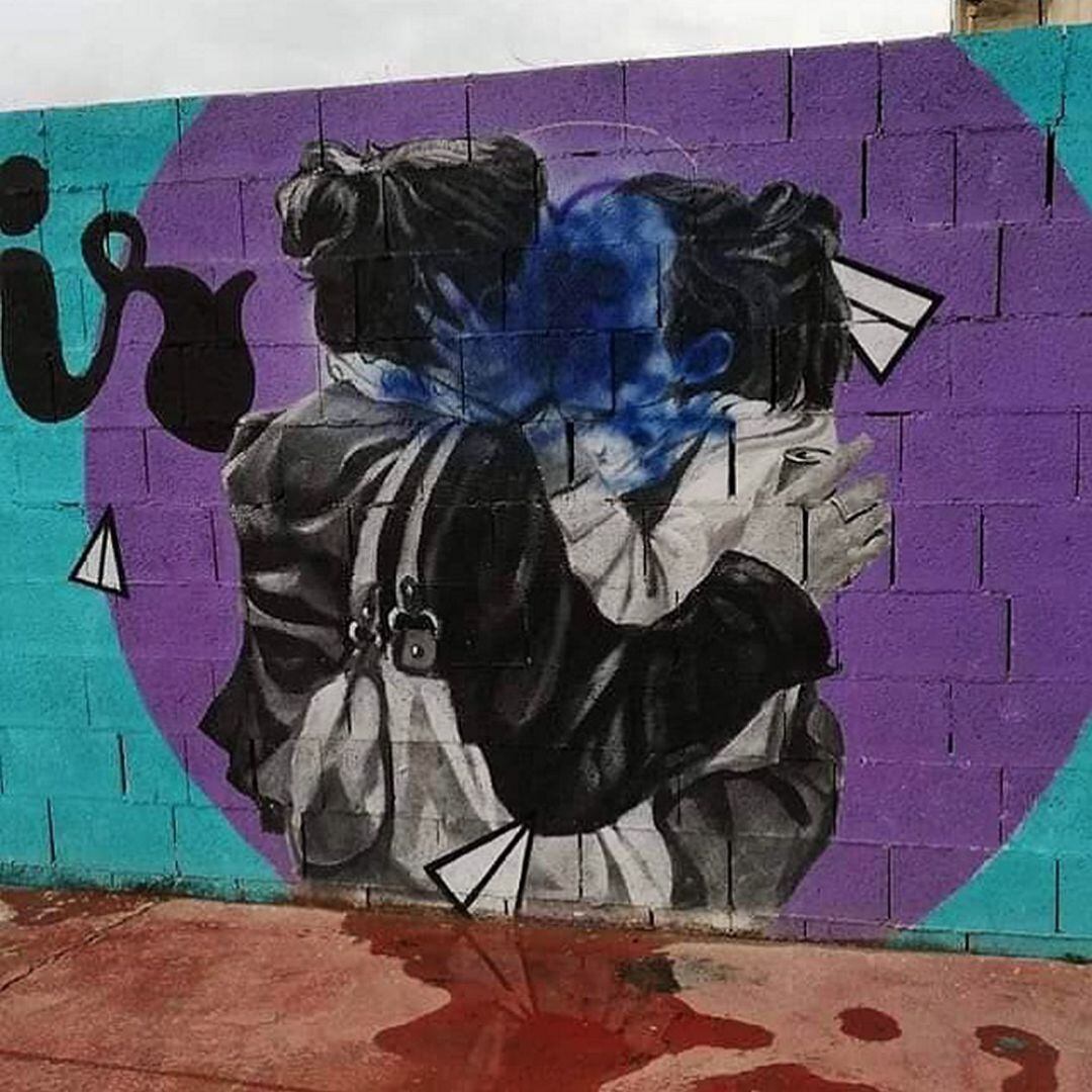 Mural de la Diversidad en Gandia, donde dos mujeres se besan  