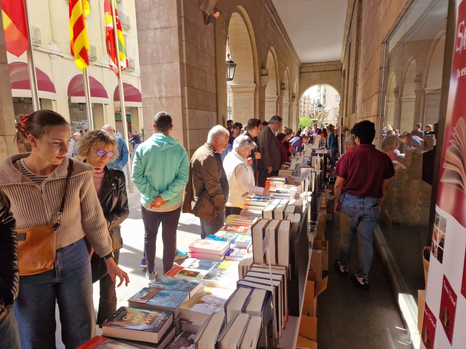 Los oscenses acudían a los porches en este día del libro