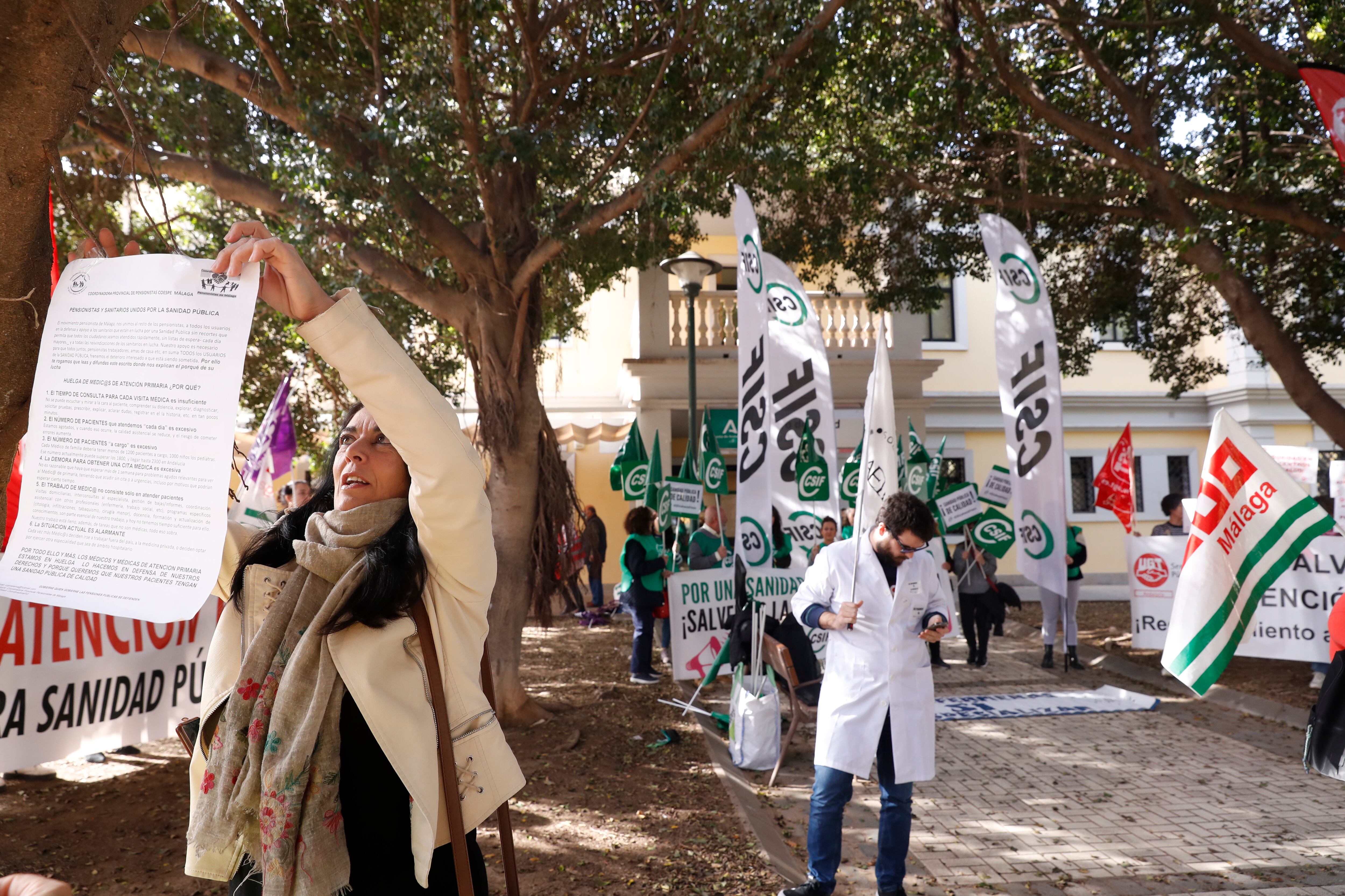 GRAFAND7928. MÁLAGA, 23/02/2023.- Representantes de varios sindicatos se han concentrado este jueves en Málaga bajo el lema Salvemos la Atención Primaria.EFE/Jorge Zapata
