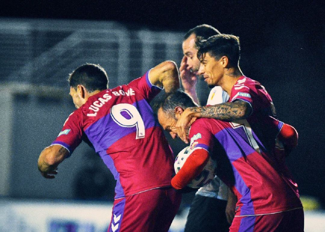 Nino celebra su gol con Rigoni y Lucas Boyé