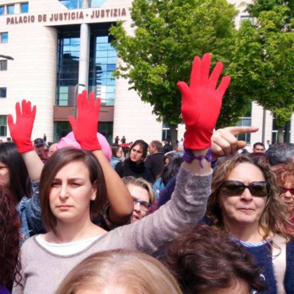 Indignación frente al Palacio de Justicia de Pamplona: "No es abuso, es violación"