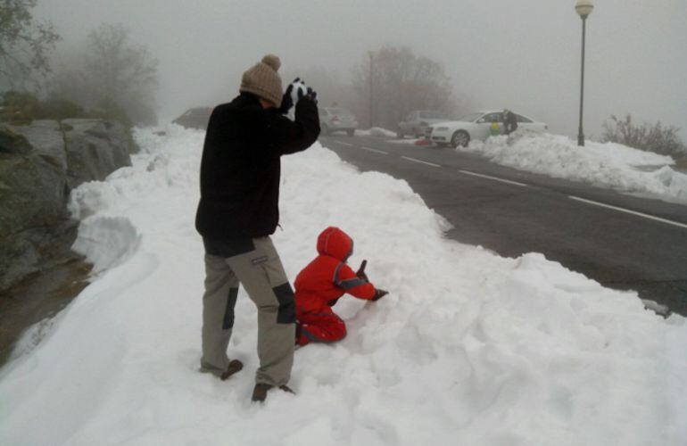 Una familia disfruta de la nieve este fin de semana en el Norte de Extremadura