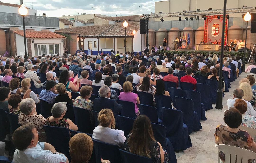 Acto institucional de las Fiestas del Vino, desarrollado en las Bodegas A7. Un espacio recuperado por el Ayuntamiento de Valdepeñas y que se convertirá en una gran plaza pública 