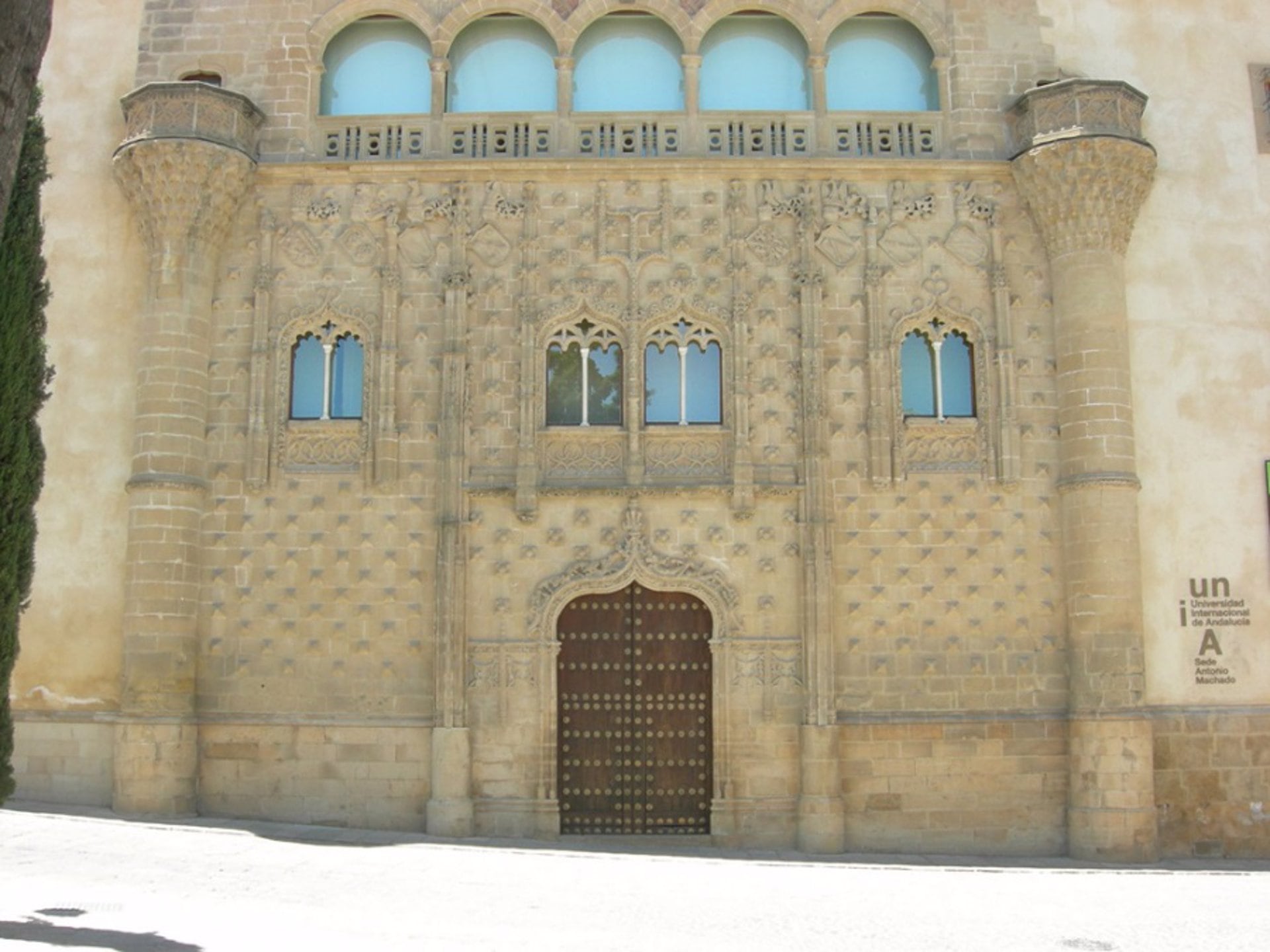 La magnífica fachada del Palacio de Jabalquinto en Baeza, sede de la Universidad Internacional de Andalucía