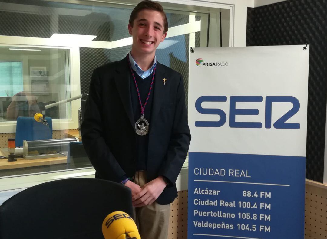 Álvaro Monsalve en los estudios de SER Ciudad Real con las Medallas de las Hermandades a las que pertenece como la del Prendimiento.