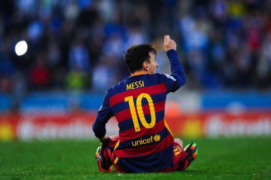 Messi pide una tarjeta al árbitro para un jugador del Espanyol
