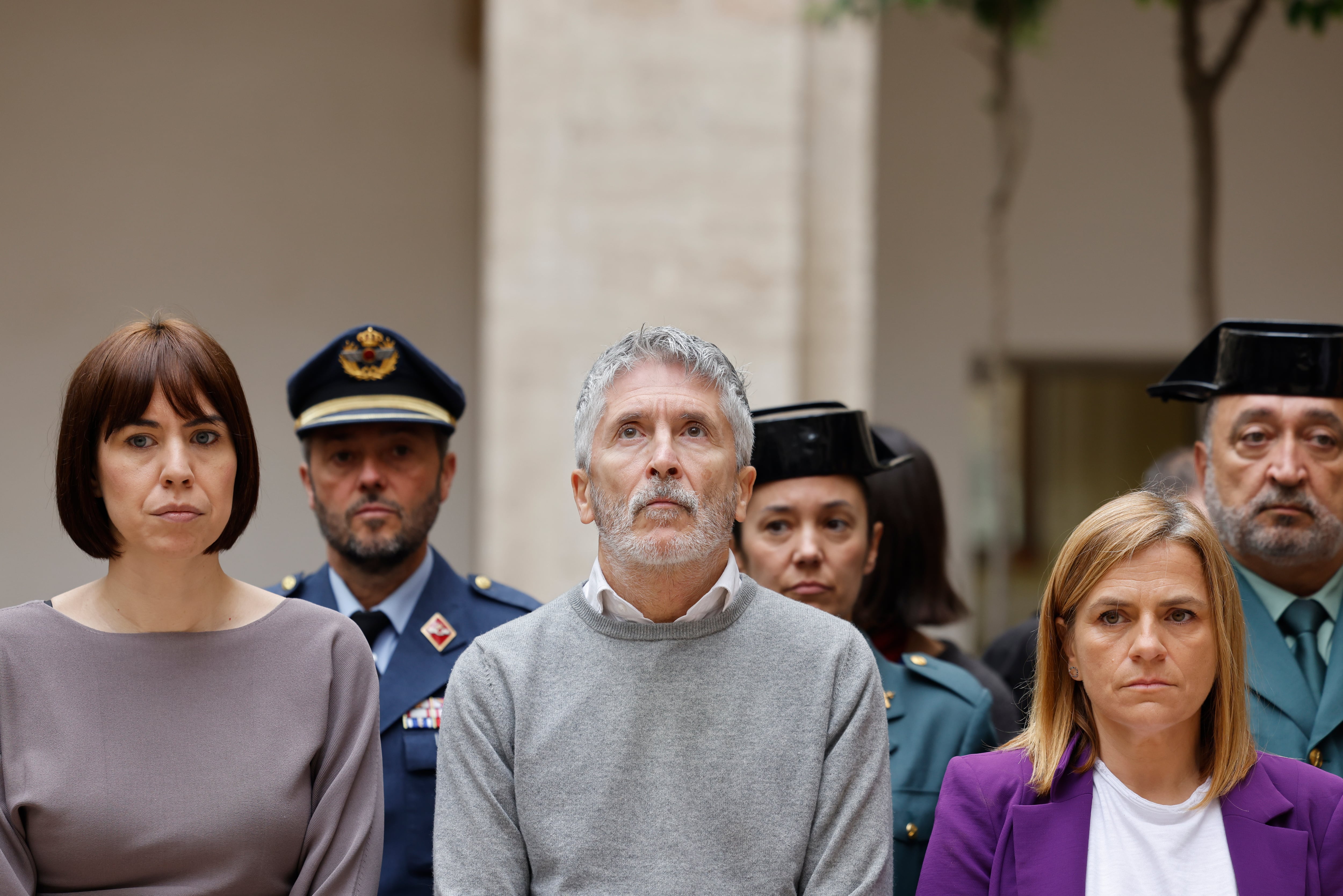 VALENCIA, 25/11/2024.- La delegada del Gobierno en Valencia, Pilar Bernabé (d), la ministra de Ciencia y secretaria general del PSPV-PSOE, Diana Morant (i), y el ministro del Interior, Fernando Grande-Marlaska (c), asisten al acto institucional &quot;Ninguna silla vacía&quot; que se realiza con motivo del Día Internacional de Lucha por la Eliminación de la Violencia contra las Mujeres en la delegación del Gobierno en la Comunitat Valenciana, en la ciudad de Valencia. EFE/ Ana Escobar
