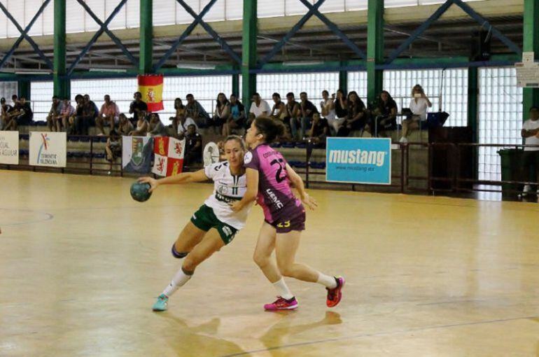 La jugadora del Elche Mustang, Ivet Musons, pugna con una rival