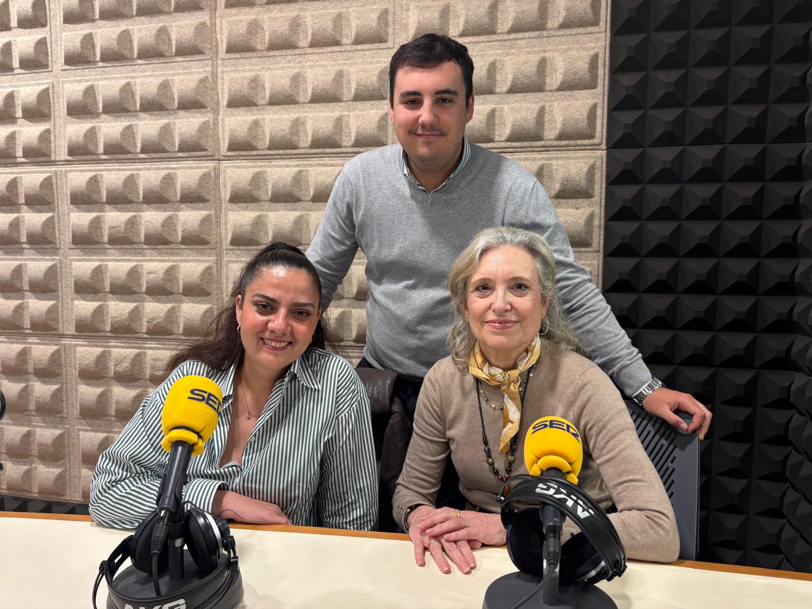 Susana Navarro (diseñadora local de moda), Pepi Albarreal y Antonio Jesús (miembros de la Junta Asociación María Auxiliadora)