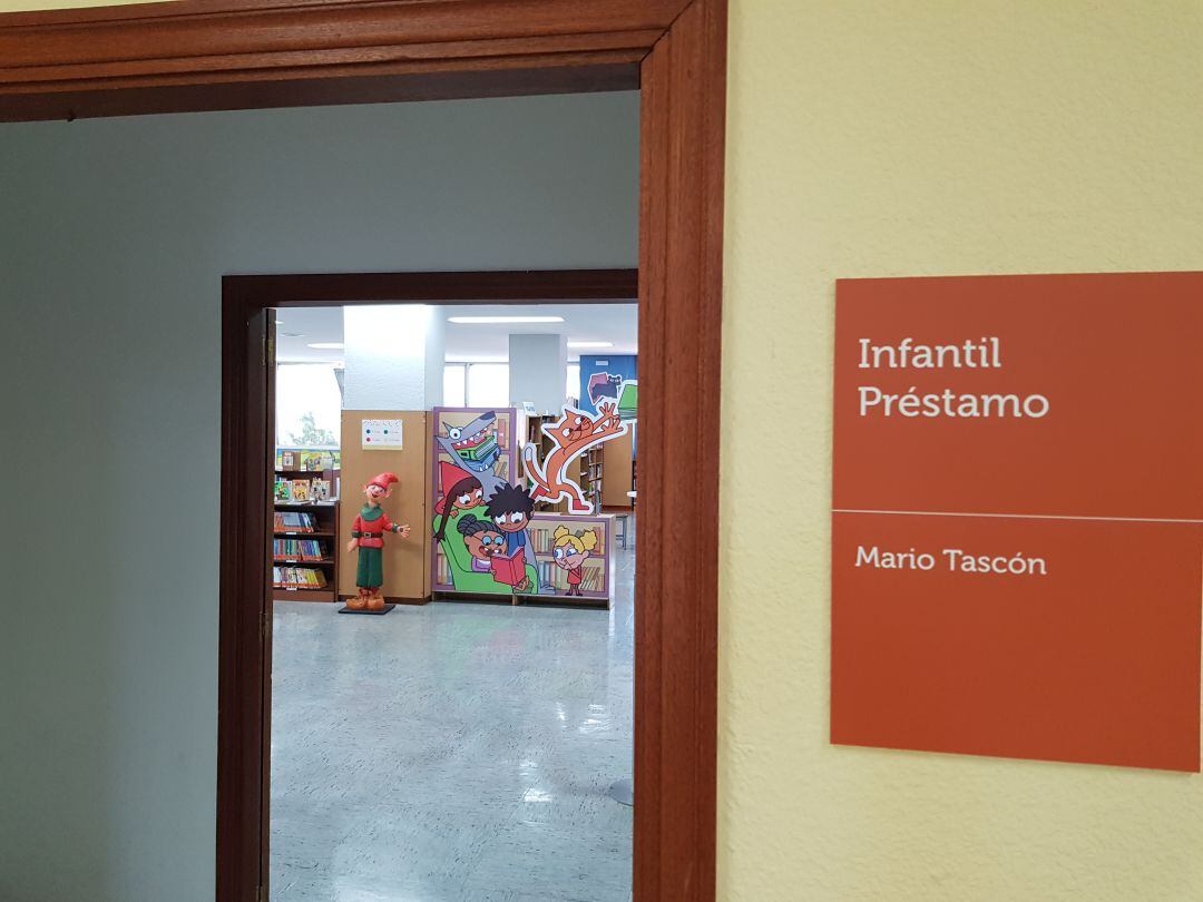 Nueva señalización de la sala &quot;Infantil Préstamo&quot; de la Biblioteca Municipal de Ponferrada que recibe el nombre del escritor Mario Tascón. 