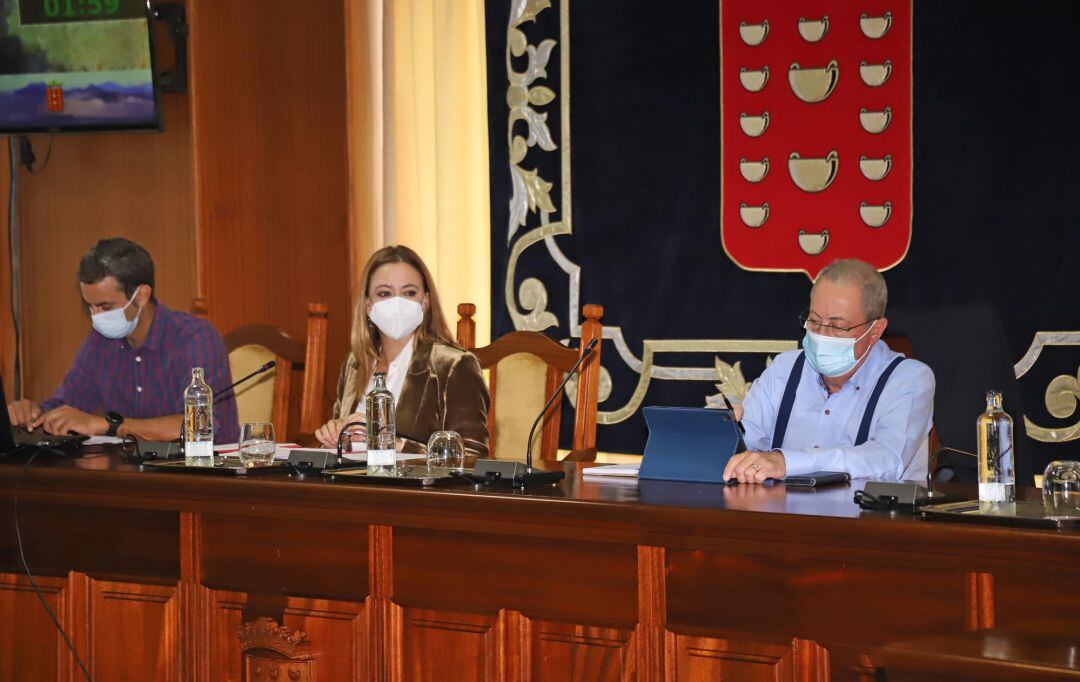 María Dolores Corujo, presidenta del Cabildo de Lanzarote, junto al consejero no adscrito Juan Manuel Sosa, durante el pleno de este jueves.