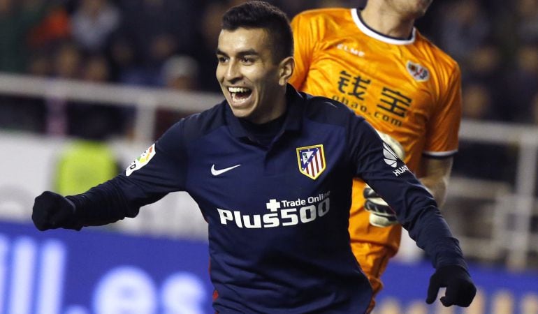 El delantero argentino del Atlético de Madrid Ángel Correa celebra el gol marcado ante el Rayo Vallecano