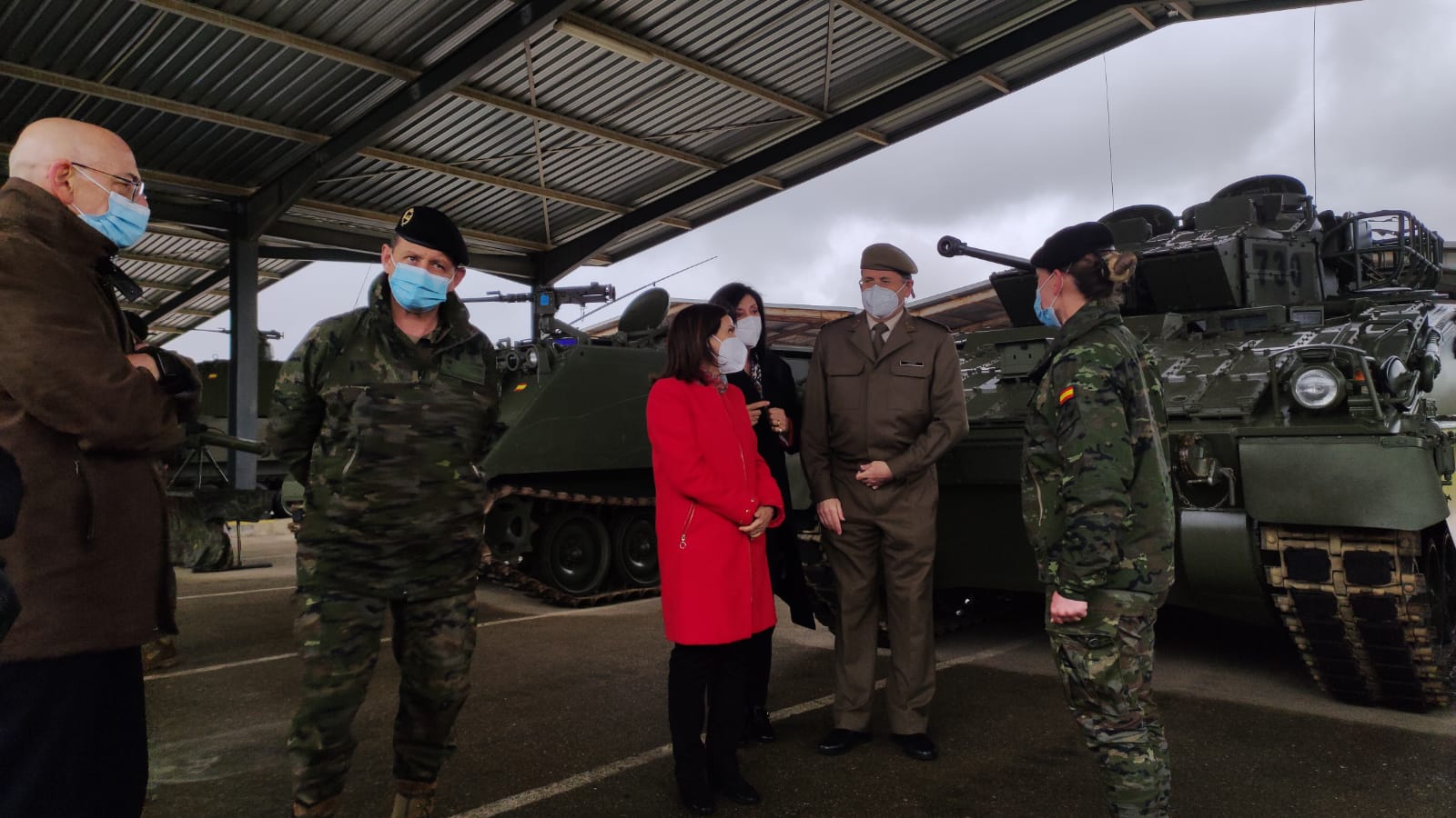 La ministra de Defensa, Margarita Robles, acompañada del Jefe del Estado Mayor del Ejército y de la Secretaria de Estado de Defensa, pasa revista a los vehículos de las misiones de El Líbano y Letonia, durante su visita a la Base de la Brigada Guzmán el Bueno X en Cerro Muriano en Córdoba