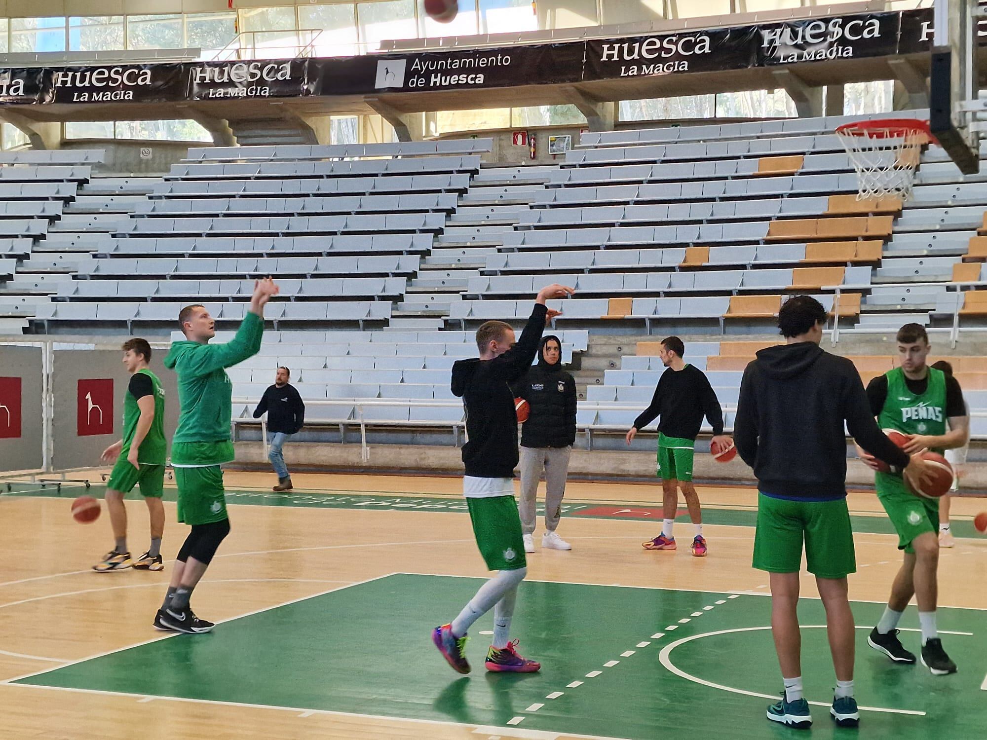 Lobe Huesca la Magia durante un entrenamiento en el Palacio de los Deportes